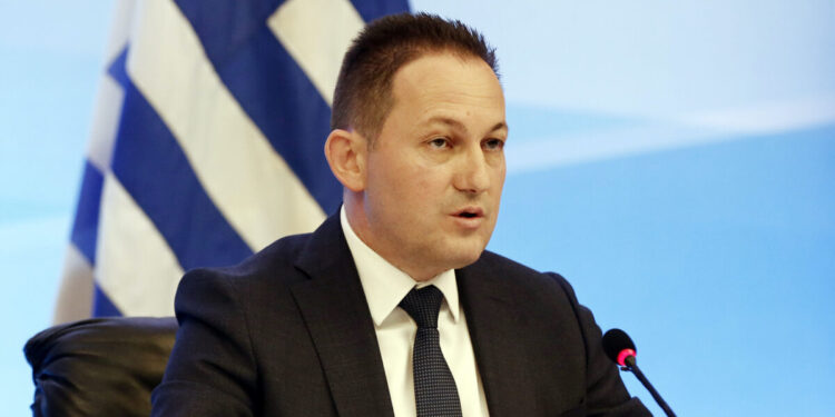 Ο υφυπουργός παρά τω πρωθυπουργώ αρμόδιος για θέματα επικοινωνίας και ενημέρωσης και Κυβερνητικός Εκπρόσωπος, Στέλιος Πέτσας μιλάει κατά τη διάρκεια της εξ αποστάσεως ενημέρωσης των πολιτικών συντακτών και των ανταποκριτών ξένου Τύπου, στην μεγάλη αίθουσα της ΓΓΕΕ, Πέμπτη 7 Μαΐου 2020. Στη σημερινή ενημέρωση των πολιτικών συντακτών από τον κυβερνητικό εκπρόσωπο Στέλιο Πέτσα, θα συμμετάσχει η υπουργός Πολιτισμού Λίνα Μενδώνη η οποία θα παρουσιάσει και θα εξειδικεύσει τα μέτρα στήριξης για τον χώρο του Πολιτισμού. Σύμφωνα με κυβερνητικές πηγές, «η ένταξη στην περίμετρο των μέτρων που έχουν ήδη ανακοινωθεί, επιμέρους κατηγοριών εργαζομένων, καθώς και η βραχυπρόθεσμη και μεσοπρόθεσμη στήριξη του κλάδου του Πολιτισμού» είναι οι δράσεις που θα συμπληρώσουν τις πρωτοβουλίες που έχει αναλάβει η κυβέρνηση από την πρώτη στιγμή για τη στήριξη του κόσμου του Πολιτισμού, όπως για παράδειγμα τη χορήγηση της αποζημίωσης ειδικού σκοπού των 800 ευρώ σε εργαζόμενους που είχαν ενεργές συμβάσεις είτε ανήκαν σε ειδικές κατηγορίες πριν τη λήψη των περιοριστικών μέτρων, όπως οι ωρομίσθιοι, ή τα προγράμματα για τους ανέργους και μακροχρόνια άνεργους καλλιτέχνες. ΑΠΕ-ΜΠΕ/ΑΠΕ-ΜΠΕ/ΑΛΕΞΑΝΔΡΟΣ ΒΛΑΧΟΣ